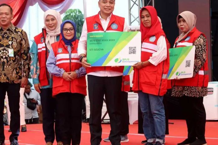 Dianggap Sukseskan Program Pemkot Surabaya, 28.000 KSH Terima BPJS Ketenagakerjaan Dianggap Sukseskan Program Pemkot Surabaya, 28.000 KSH Terima BPJS Ketenagakerjaan