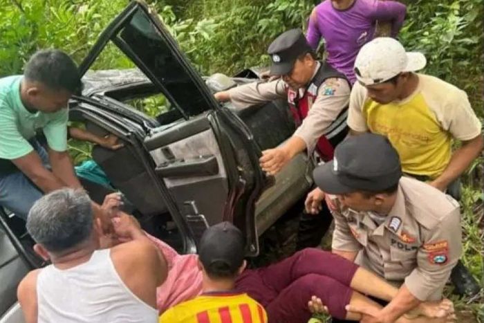 Naas! Mobil Pengantar Pengantin Masuk Jurang di JLS Trenggalek, Satu Tewas Empat Luka Berat