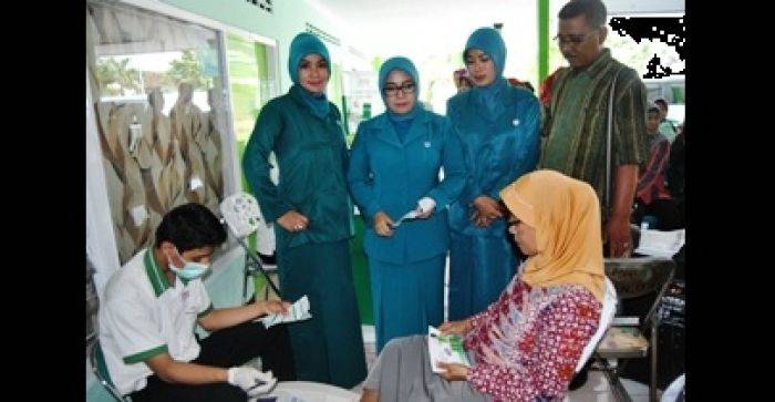 Ibu-ibu Ganggang Panjang Sidoarjo Diajak Deteksi Osteoporosis