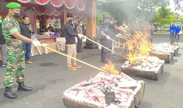 Bupati Trenggalek Musnahkan Ribuan BB Rokok Ilegal dan Miras