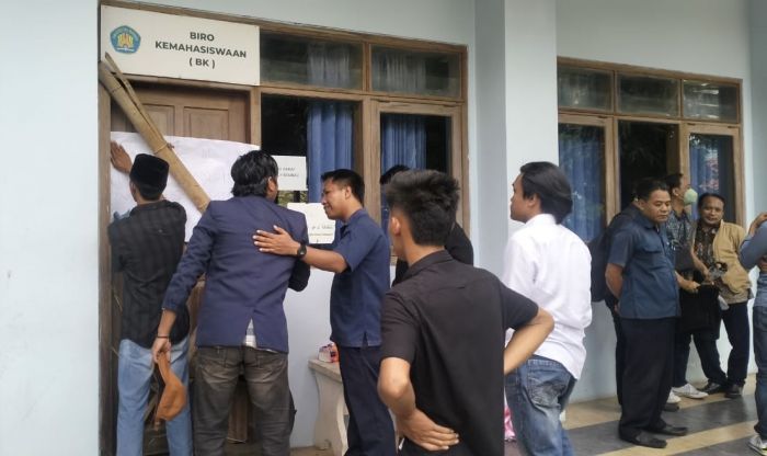 Mahasiswa Segel Kantor Rektor Unira, Protes Pedoman Pemilu BEM yang Dinilai Cacat Prosedur
