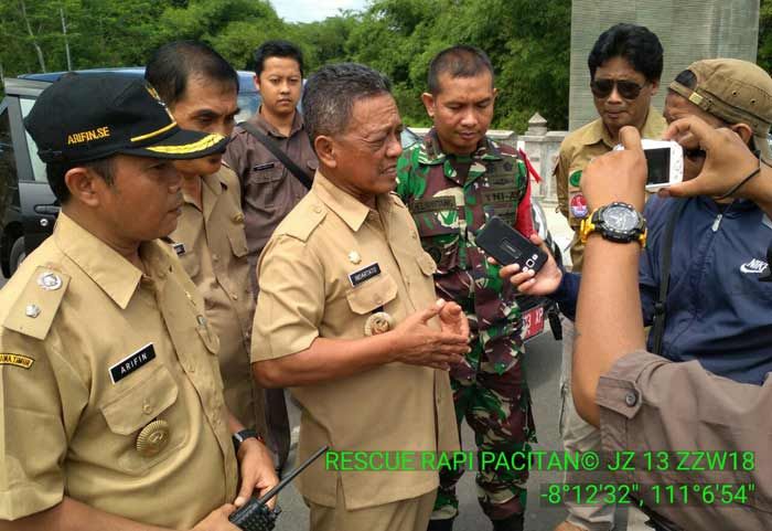Simulasi Gempa, Bupati Pacitan dan Dandim 0801 Bersama-sama Evakuasi Warga Simulasi Gempa, Bupati Pacitan dan Dandim 0801 Bersama-sama Evakuasi Warga