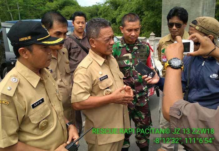 ‎Simulasi Gempa, Bupati Pacitan dan Dandim 0801 Bersama-sama Evakuasi Warga