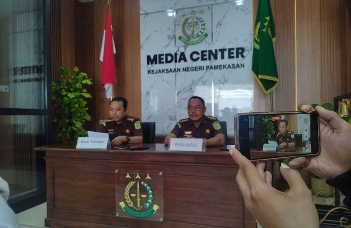 Kejari Pamekasan Ringkus 4 Tersangka dalam 2 Kasus Korupsi pada 2024 Kejari Pamekasan Ringkus 4 Tersangka dalam 2 Kasus Korupsi pada 2024