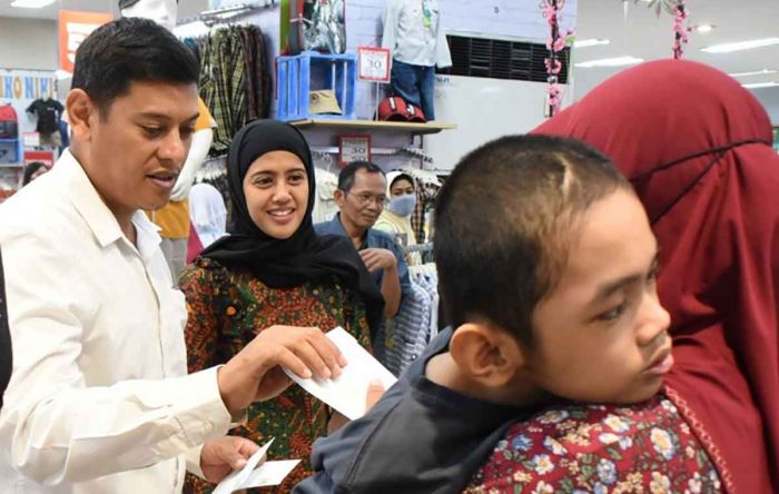 Mas Abu dan Bunda Fey Jadi Orang Tua Asuh Sehari bagi 30 Anak Yatim se-Kota Kediri Mas Abu dan Bunda Fey Jadi Orang Tua Asuh Sehari bagi 30 Anak Yatim se-Kota Kediri