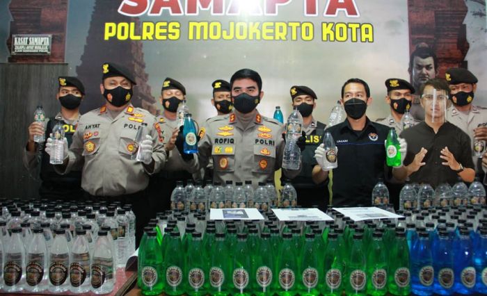 Ungkap Jual-Beli Arak Bali Sistem COD, Polres Mojokerto Kota Sita Ratusan Botol Miras Ungkap Jual-Beli Arak Bali Sistem COD, Polres Mojokerto Kota Sita Ratusan Botol Miras