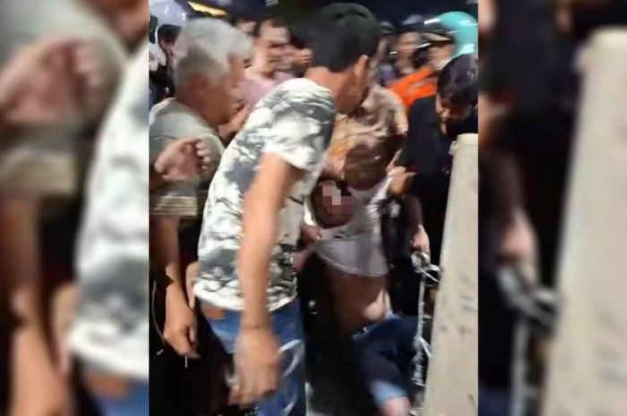 Rampas HP Pedagang, Dua Jambret di Pucang Surabaya Dihajar Massa Hingga Tak Sadarkan Diri Rampas HP Pedagang, Dua Jambret di Pucang Surabaya Dihajar Massa Hingga Tak Sadarkan Diri