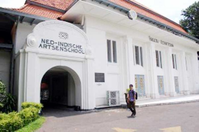 Ada Hantu Noni Belanda di Gedung FK Unair Surabaya, Hiiiiii.... Ada Hantu Noni Belanda di Gedung FK Unair Surabaya, Hiiiiii....