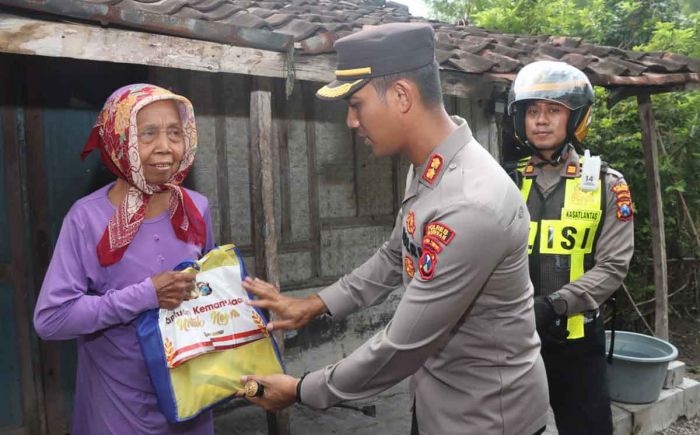 Laksanakan Instruksi Kapolri, Kapolres Pasuruan Blusukan Bagi Sembako Laksanakan Instruksi Kapolri, Kapolres Pasuruan Blusukan Bagi Sembako