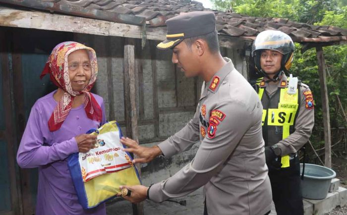 Laksanakan Instruksi Kapolri, Kapolres Pasuruan Blusukan Bagi Sembako