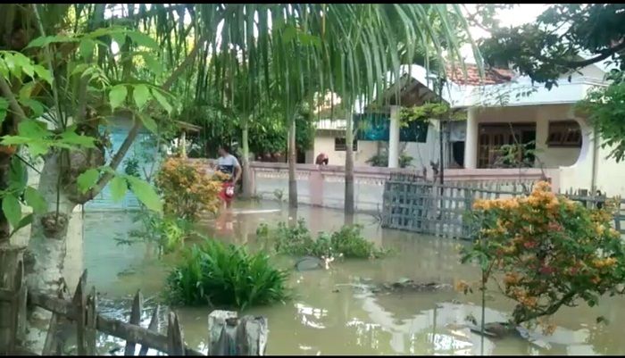 Hujan Deras dan Air Laut Pasang, Pamekasan Langsung Dikepung Banjir Hujan Deras dan Air Laut Pasang, Pamekasan Langsung Dikepung Banjir
