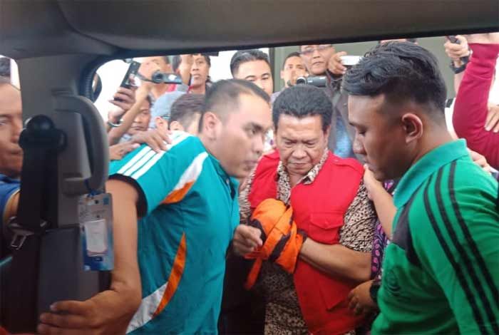 Kejari Gresik Jebloskan Kadinkes Dholam ke Lapas Banjarsari Kejari Gresik Jebloskan Kadinkes Dholam ke Lapas Banjarsari