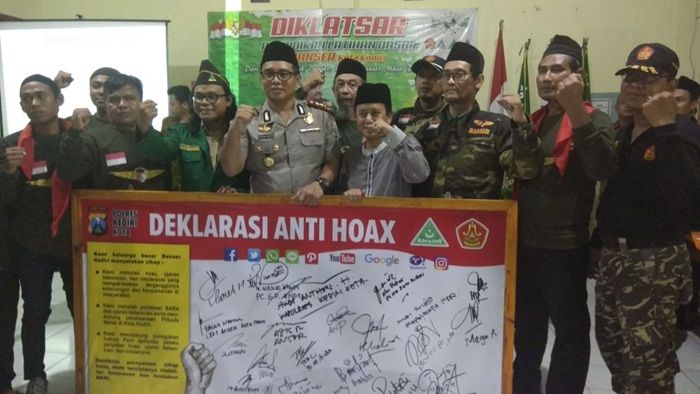 Polisi dan Banser Kota Kediri Sepakat Perangi Berita Hoax Polisi dan Banser Kota Kediri Sepakat Perangi Berita Hoax