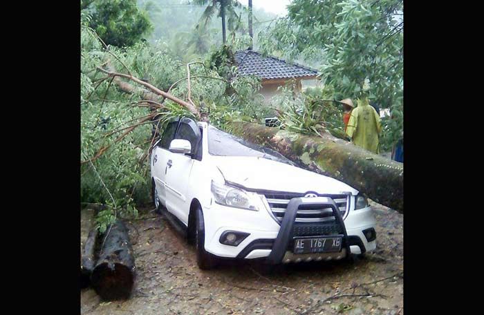 Hujan Disertai Angin di Pacitan Rusak 1 Mobil dan 5 Rumah Warga 