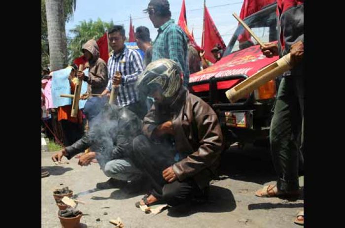 Demo Kejari Blitar, Ratusan Massa Bakar Kemenyan dan Bunyikan Kentongan Demo Kejari Blitar, Ratusan Massa Bakar Kemenyan dan Bunyikan Kentongan