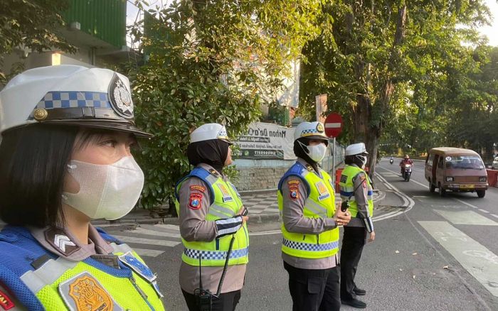 Antisipasi Kepadatan Pengguna Kendaraan, Polrestabes Surabaya Siaga Personelnya di Beberapa Titik Antisipasi Kepadatan Pengguna Kendaraan, Polrestabes Surabaya Siaga Personelnya di Beberapa Titik