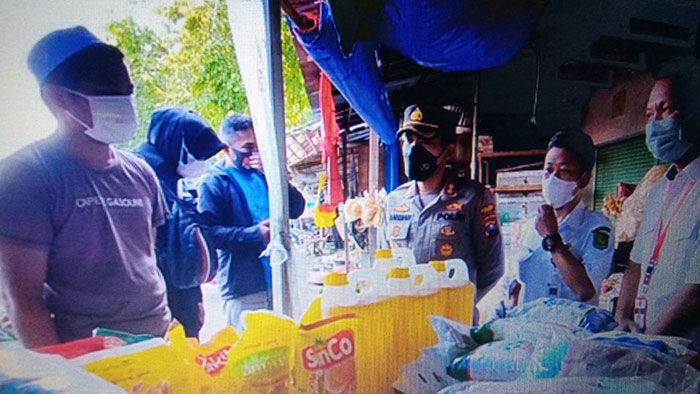 Kapolres Sumenep Tinjau Ketersediaan Minyak Goreng di Pasar Anom dan Sejumlah Toko Kapolres Sumenep Tinjau Ketersediaan Minyak Goreng di Pasar Anom dan Sejumlah Toko