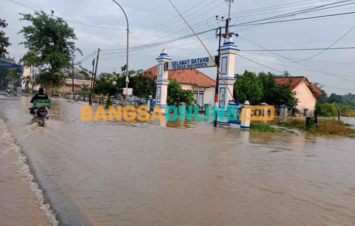 Akibat Hujan Mengguyur Madura, Jalan Nasional Sampang Jadi Genangan Air Sungai Akibat Hujan Mengguyur Madura, Jalan Nasional Sampang Jadi Genangan Air Sungai