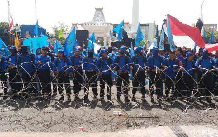 Buruh Jatim Tolak UMP 2017 Rp 1,3 Juta, Gubernur: UMP Gugur setelah Ditetapkan UMK