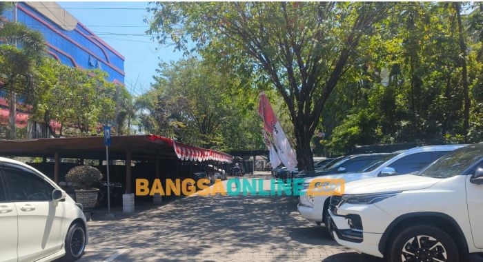 Ketua LSM Jimat Prihatin Bendera Merah Putih 17 Agustus di Alun-Alun Bangil Kusam Ketua LSM Jimat Prihatin Bendera Merah Putih 17 Agustus di Alun-Alun Bangil Kusam