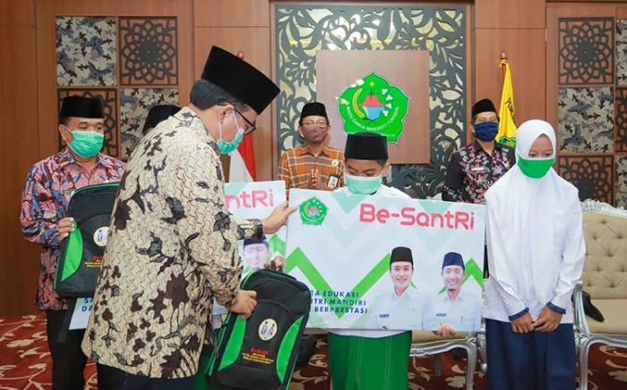 ​Serahkan Beasiswa Santri Berprestasi, Bupati Pamekasan: Jadilah Generasi Hebat dan Berdaya Saing