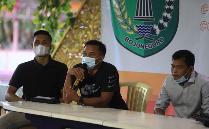 Kembali Buka Suara, Suporter Bojonegoro Bersatu Tak Yakin Fachrudin Bisa Bawa Persibo Lolos Liga 2 Kembali Buka Suara, Suporter Bojonegoro Bersatu Tak Yakin Fachrudin Bisa Bawa Persibo Lolos Liga 2