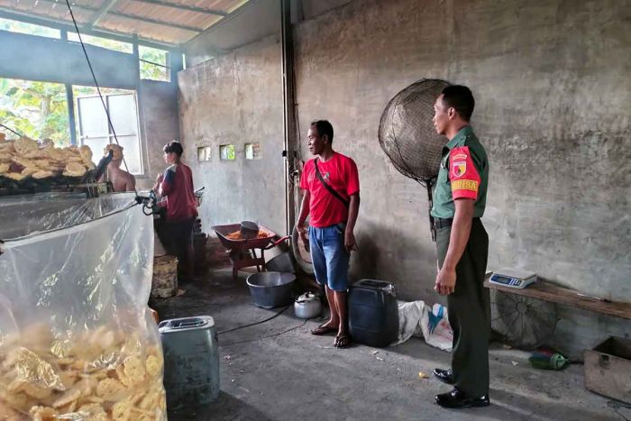 Tingkatkan Ekonomi Rakyat Lokal, Babinsa Ngawi Lakukan Pendampingan Ke UMKM Tingkatkan Ekonomi Rakyat Lokal, Babinsa Ngawi Lakukan Pendampingan Ke UMKM