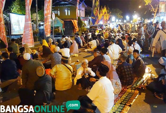 Meluber Sampai ke Jalan Raya, Ribuan Jamaah Hadiri Haul Gus Dur ke 9