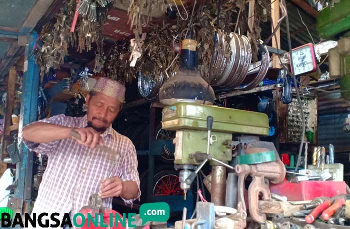 KPK Sewa Ahli Kunci Pasar Templek untuk Buka Brankas di Rumah Dinas Wali Kota Blitar KPK Sewa Ahli Kunci Pasar Templek untuk Buka Brankas di Rumah Dinas Wali Kota Blitar