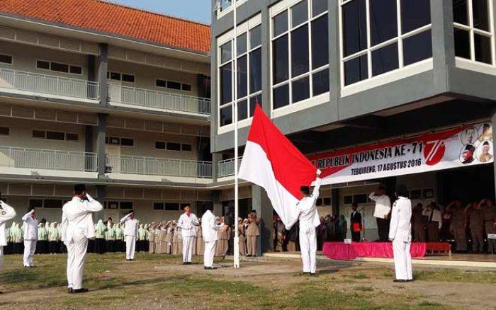 Refleksi 71 Tahun Kemerdekaan RI di Tebuireng Jombang: Santri Harus Membuat Sejarah Refleksi 71 Tahun Kemerdekaan RI di Tebuireng Jombang: Santri Harus Membuat Sejarah