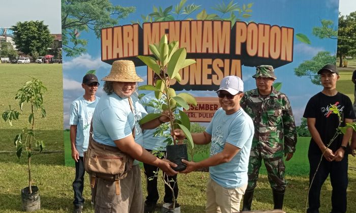 Peringati HMPI 2025 DLH Kabupaten Kediri Gelar Penghijauan di Lapangan Desa Tulungrejo Pare