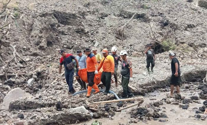 2 Penambang Pasir Tradisional Tertimbun Longsor di Blitar, Satu Tewas 2 Penambang Pasir Tradisional Tertimbun Longsor di Blitar, Satu Tewas