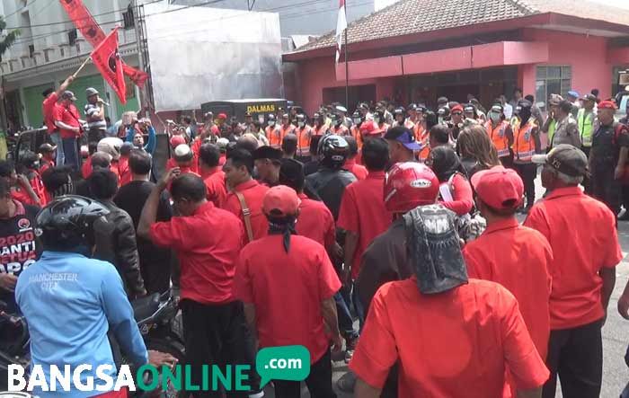 Kader dan Simpatisan Demo Tuntut Ketua DPC PDIP Jombang Mundur dari Jabatannya