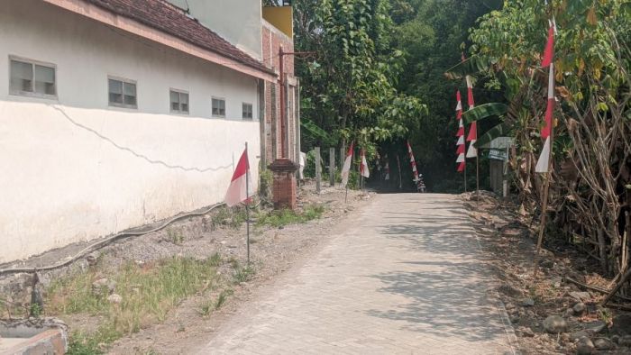Aktivitas Warga Meningkat, Pemdes Krebet Madiun Lakukan Perbaikan Jalan Tak Layak Aktivitas Warga Meningkat, Pemdes Krebet Madiun Lakukan Perbaikan Jalan Tak Layak