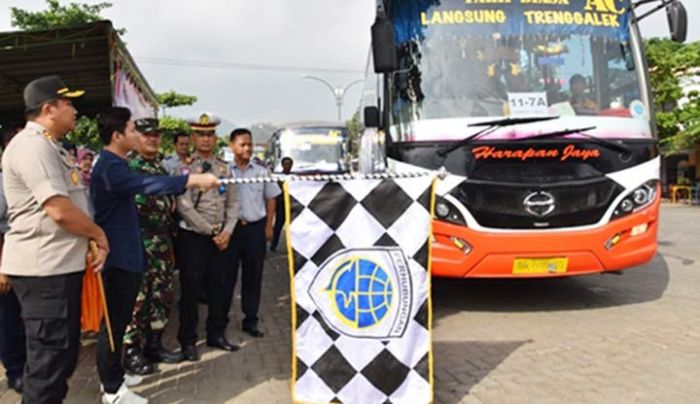 Arus Balik Gratis, Bupati Arifin Berangkatkan Ratusan Warga Trenggalek Arus Balik Gratis, Bupati Arifin Berangkatkan Ratusan Warga Trenggalek
