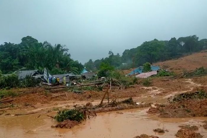 Pemprov Kepri Salurkan 200 Paket Sembako untuk Warga Terdampak Longsor di Natuna Pemprov Kepri Salurkan 200 Paket Sembako untuk Warga Terdampak Longsor di Natuna