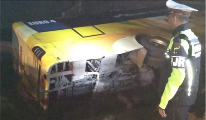 Jalur Tol Ngawi Kembali Meminta Korban Jiwa, Bus Terguling Masuk Parit Usai Tabrak Truk Box Jalur Tol Ngawi Kembali Meminta Korban Jiwa, Bus Terguling Masuk Parit Usai Tabrak Truk Box