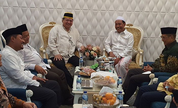 Kunjungi Ponpes Genggong, Airlangga Hartarto Lirik Gus Haris Jadi Calon Bupati Probolinggo Kunjungi Ponpes Genggong, Airlangga Hartarto Lirik Gus Haris Jadi Calon Bupati Probolinggo
