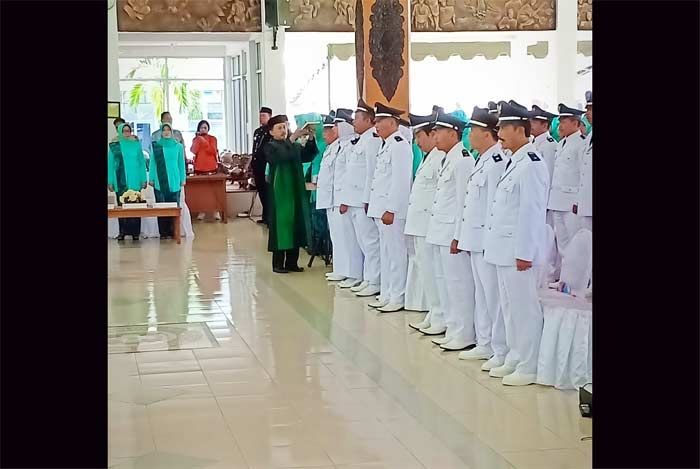 Bupati Pacitan Lantik 33 Cakades Terpilih Bupati Pacitan Lantik 33 Cakades Terpilih