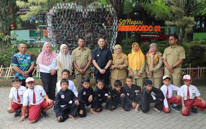 Pj Wali Kota Batu Beri Kejutan untuk Sugiat, Guru Inspiratif di SDN Sumbergondo 2 Pj Wali Kota Batu Beri Kejutan untuk Sugiat, Guru Inspiratif di SDN Sumbergondo 2