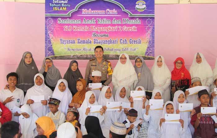 Kapolres Gresik Bersama Yayasan Kemala Bhayangkari Santuni Anak Yatim