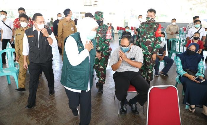 Gubernur Khofifah Kunjungi Vaksinasi Massal di Gresik Gubernur Khofifah Kunjungi Vaksinasi Massal di Gresik