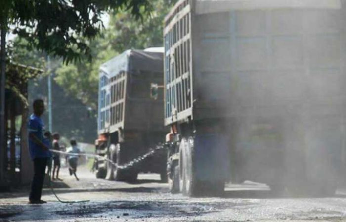 Truk Proyek Tol Masih Lalu Lalang di Jl. KH. Agus Salim, Warga Tembokrejo Pasuruan Tagih Kesepakatan