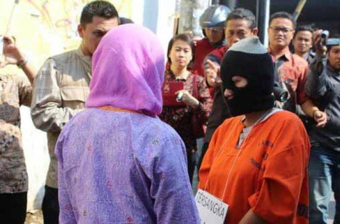 Rekonstruksi Pemerkosaan Bermotif Utang Keperawanan, Korban Disekap di Seberang Kantor Kelurahan Rekonstruksi Pemerkosaan Bermotif Utang Keperawanan, Korban Disekap di Seberang Kantor Kelurahan