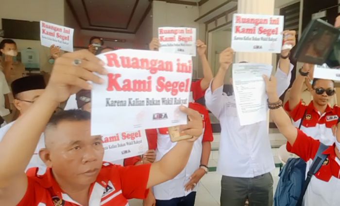 Aliansi LSM Segel Kantor DPRD Kota Probolinggo, Tuding Wakil Rakyat Tak Becus