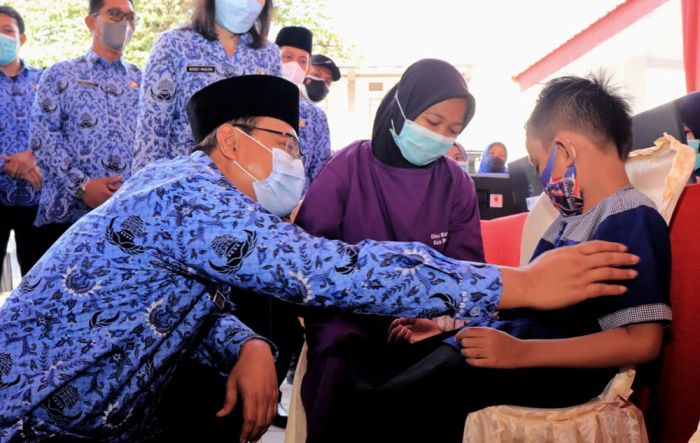 Gus Ipul Targetkan Vaksinasi 20 Ribu Anak Rampung 3 Bulan ke depan Gus Ipul Targetkan Vaksinasi 20 Ribu Anak Rampung 3 Bulan ke depan