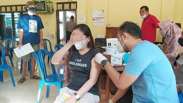 Sasar Warga Perdesaan, Polres Blitar Beri Edukasi dan Vaksinasi di Kantor Desa Jajar Sasar Warga Perdesaan, Polres Blitar Beri Edukasi dan Vaksinasi di Kantor Desa Jajar
