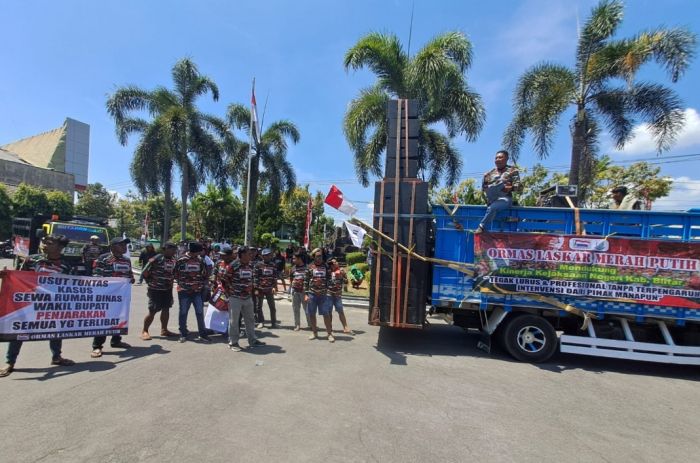 Unjuk Rasa di Kejari Kabupaten Blitar, Ingatkan untuk Usut Dugaan Korupsi Sewa Rumdin Wabup Unjuk Rasa di Kejari Kabupaten Blitar, Ingatkan untuk Usut Dugaan Korupsi Sewa Rumdin Wabup