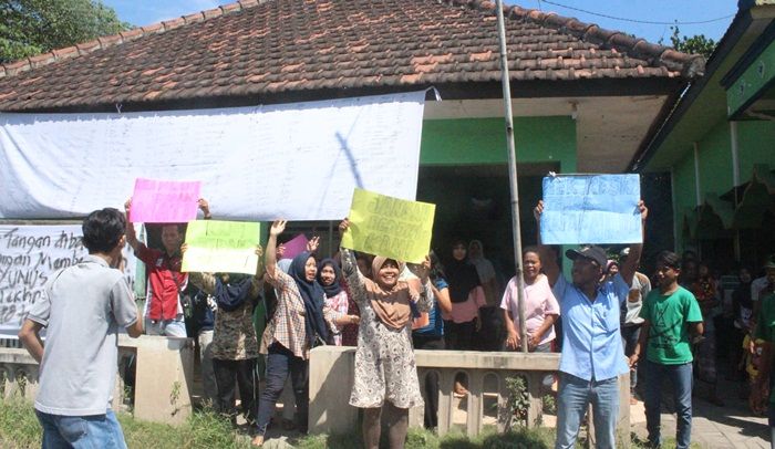 ​Protes Pilkasun, Ratusan Warga Jatipentongan Pasuruan Gelar Demo