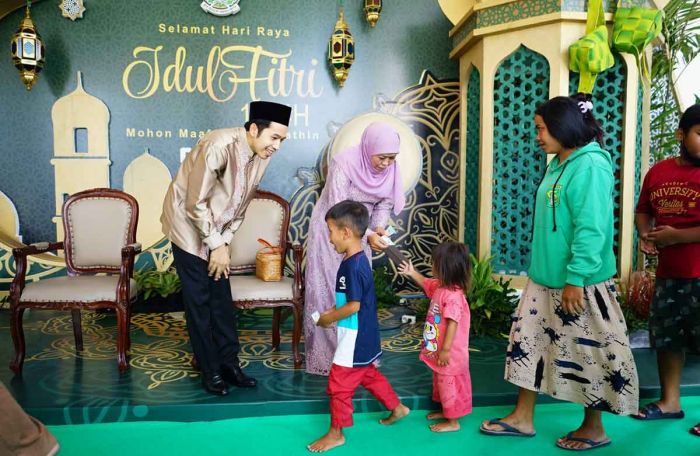 Hari Kedua Idul Fitri 1444 H, Gubernur Khofifah Kembali Gelar Open House di Grahadi Hari Kedua Idul Fitri 1444 H, Gubernur Khofifah Kembali Gelar Open House di Grahadi